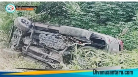 Aksi Koboy Dua Unit Mobil Kejar kejaran Sebuah Mobil Fortuner Terbalik